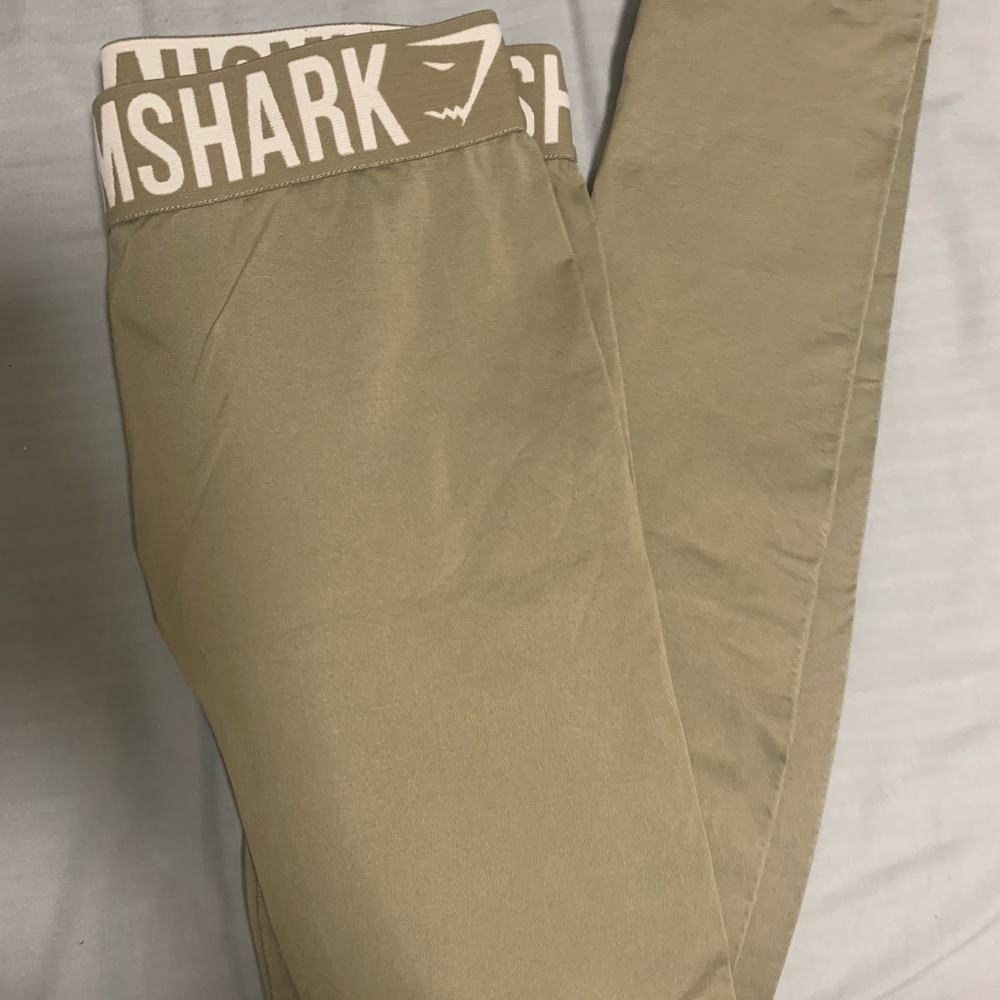 Gym shark leggings